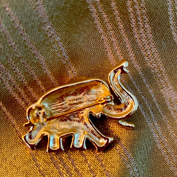 Sparkly Elephant Brooch with Pave Rhinestones in Goldtone Metal by ROMAN - Picture 2 of 8